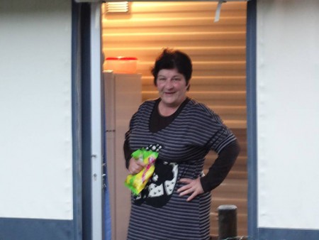 tania attend le cortège d'halloween